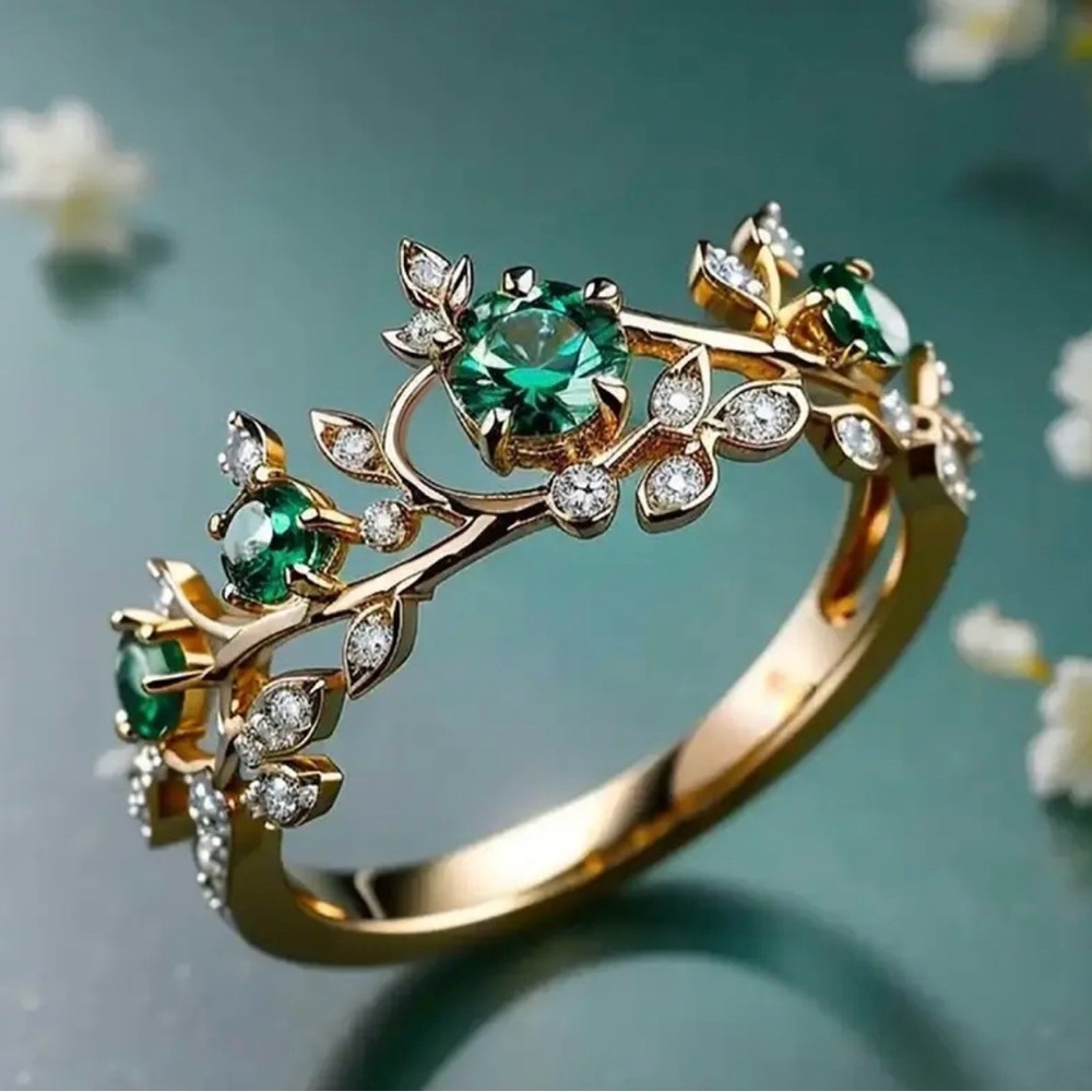 Elegant Gold and Green Gemstone Ring.